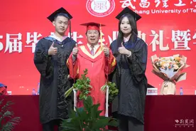 毕业典礼变“显眼包”大舞台 校长“有求必应”成团宠图片