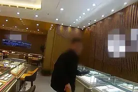 杭州男子商场内狂买8万元黄金，店长却报警！警察喊来了他老婆图片