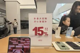 国补来了！长沙国金街数码产品消费者络绎不绝，工作人员：还有很多人线上咨询图片