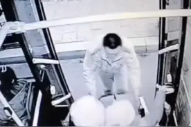 轮椅乘客上下车不便，即墨温馨巴士司机暖心护航图片