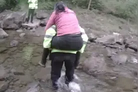 老人放羊摔下河谷：3名辅警趟水营救，秒变“牧羊人”还当起了“羊贩”图片