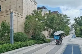 酷暑之下，上海一小区禁止外卖车辆入内，只能“步行配送”？小哥主动“封杀”该小区订单图片