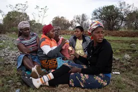 打击非法采矿，南非政府封锁矿口切断数千非法矿工粮水图片