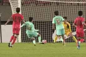 背身传球+精妙挡拆，U16国足精彩进球令韩国队员看傻图片