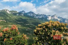 秋色渐入佳境，游客在恩施旅行过中秋图片
