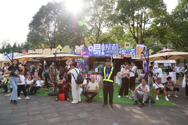 美食牵线 文旅唱戏！2025城超城市会客厅点燃夜经济