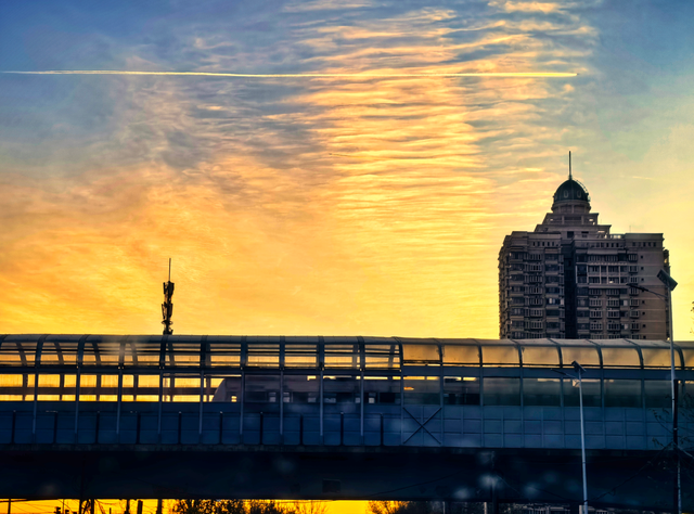 朝色漫染，天空披彩，北京的晨光太治愈了！