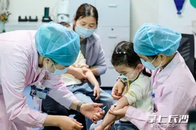 湖南4岁双胞胎姐妹“捐血救母”图片