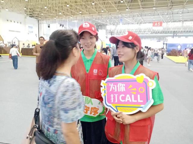 武汉“红马甲”注入青春能量，中国文旅博览会“因你而美”