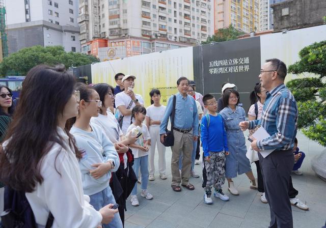 这堂“深圳历史课”不在教室！尹昌龙街头开讲，深圳读书月首场走读活动圈粉无数