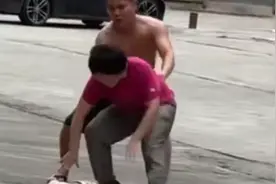 “为在册精神病患者”，佛山警方通报母亲当街摔女儿，律师分析视频封面