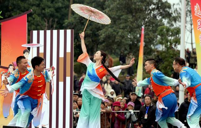 四川广安元旦春节文旅消费季开启 “华蓥山滑竿抬幺妹”展现非遗活力