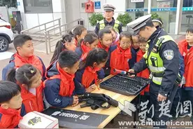 襄阳市磁器街小学：文明交通 你我同行图片
