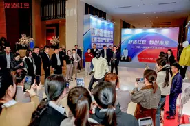 红豆股份“AI+（机器人）服装新零售体验中心”启动  宇树科技机器人现场上演时装秀图片