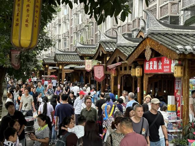 人从众！国庆首日，宜宾“名场面”来了