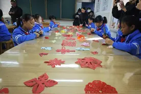 何以中国|走进济宁学院附属小学：小学生掌握500个甲骨文写法，从文字演变中接续传统文化图片