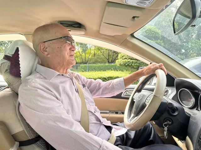 90岁的他火遍全网！网友：这就是爱情最美好的样子……