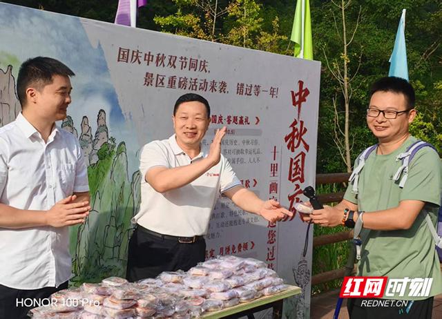 国庆游张家界｜中秋月饼暖旅途 张家界十里画廊观光电车“宠游客”获赞