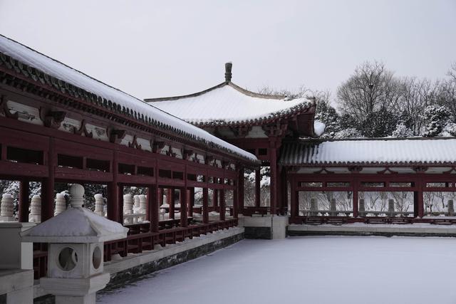 永定河与北京城同框，雪后宛如泼墨山水画