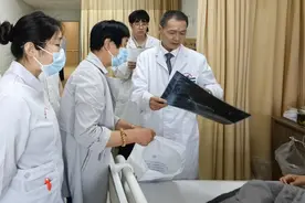 玻璃划破手臂，后果能有多严重？这名22岁患者辗转两家医院未果图片