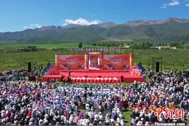 青海大通举办花儿会 歌手献唱西北花儿民歌图片