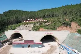 京昆高速广元至绵阳段扩容工程大鼓山隧道双幅顺利贯通图片