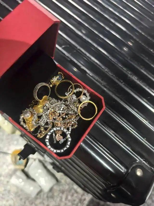 姑娘坐高铁行李箱被人拿走，里面有价值10万元的黄金珠宝！民警通过贴纸上的“LT4302”，找到拿错箱子的小伙