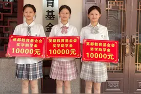 几乎一模一样！三胞胎姐妹考入同一所大学！图片