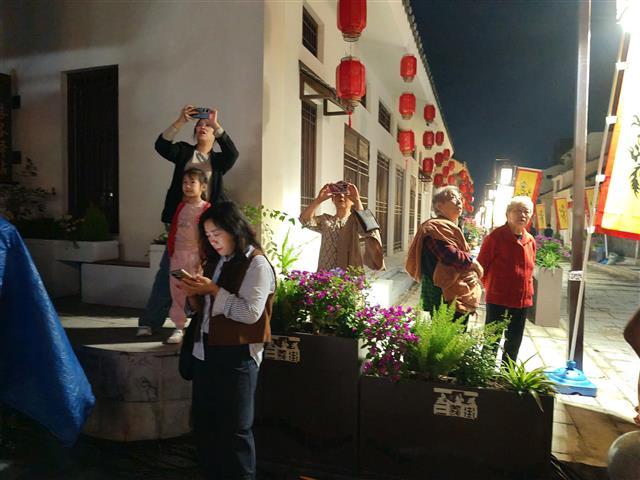 千年一城满风华 | 光影盛宴点亮夜空 国庆邀您沉浸式畅玩荆州古城