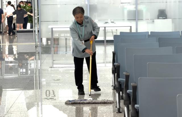 杭州机场：照片上的阿姨找到了！全网追更后续来了……