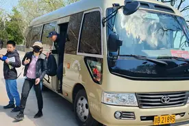 北京金山陵园18辆摆渡车上岗 免费服务祭扫群众图片