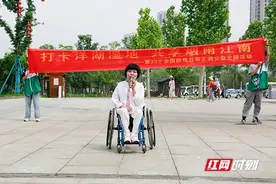 李春：纵使以轮椅为伴，也要为他人“撑伞”图片