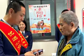 重庆北碚：585路公交驾驶员开展爱老敬老志愿服务图片