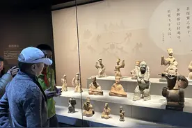 在成都演唱会前，崔健先打卡四川博物院的说唱俑图片