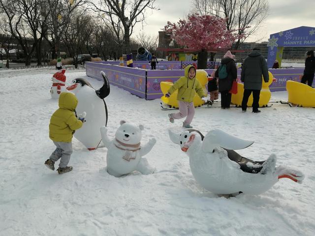 市民在首钢园游玩赏雪