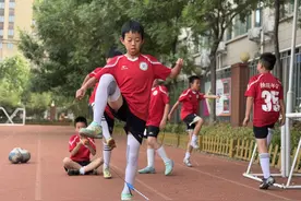 郑州高新区外国语小学足球队喜获“市长杯”亚军图片