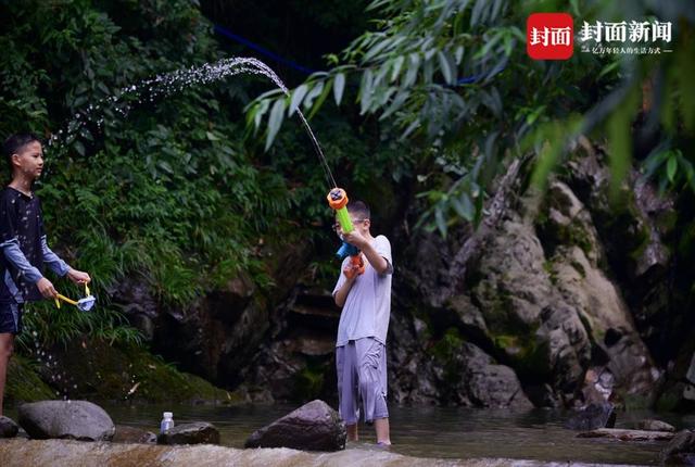 成都持续高温 市民山中享清凉
