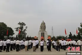 壮乡青年清明节前夕祭英烈：俯身拭墓碑 泪湿眼眶图片