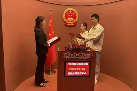 婚姻登记“全国通办”首日，上海虹口登记中心迎来“甜蜜高峰”图片