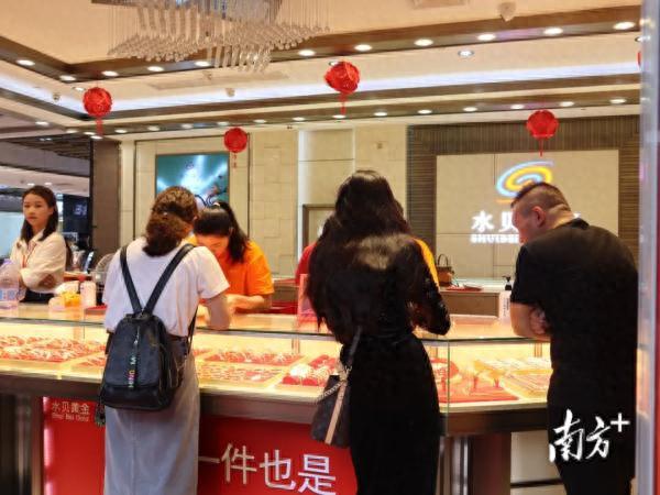 银行贷款逾期三天后果，金价连跌，前段时间买金豆的年轻人后悔了吗？ 配图05