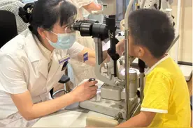 小学生沉迷拍“烟卡”拍红了眼睛！眼科专家紧急提醒图片