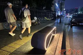 太酷了吧！西安街头有座椅能发光 还能免费充电图片
