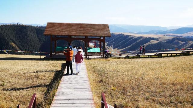 肃南：十一旅游热度攀升 康乐草原上演“速度与诗意”