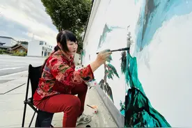 农民画家曹桂英执笔丹青献礼世界武当太极大会图片
