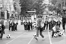 萌娃玩足球图片