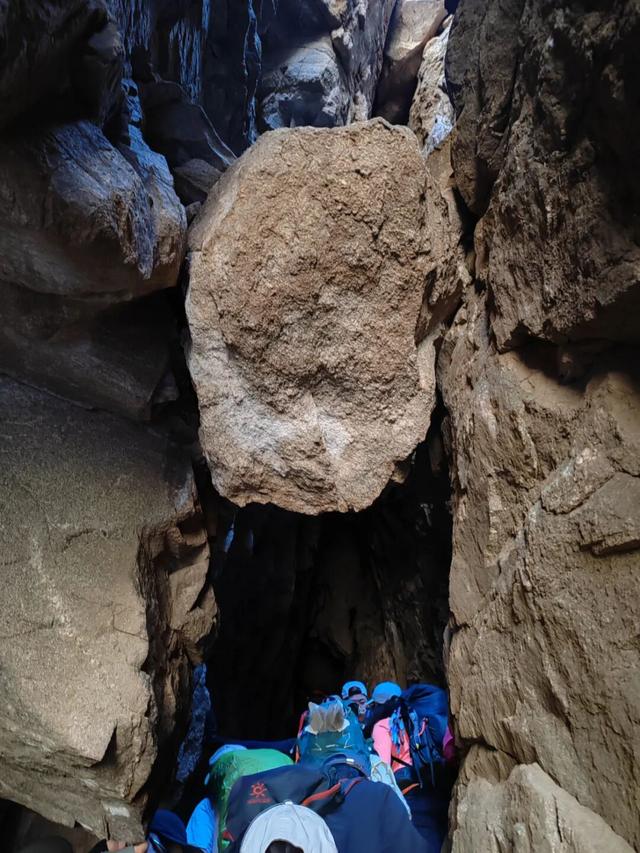 百人户外团队从险峻七女峰到云端天圆地方，爱徒步更爱大自然