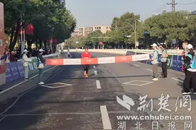 2023年襄阳马拉松开跑 13岁学生获健康跑冠军图片