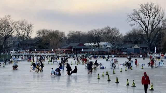 是时候了！来什刹海前海冰场“呲溜溜”