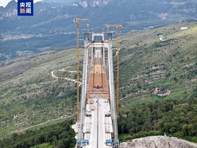 世界第三高桥！贵州安盘高速公路天门特大桥合龙