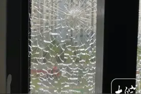 惊！清晨8楼阳台玻璃被莫名击穿 出现放射状小孔 事发合肥一小区图片